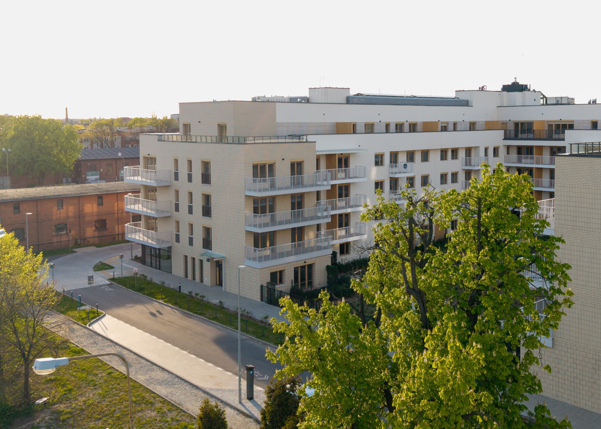 Budynek B10 na tle zabytkowych stajni